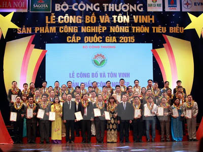 Phó Thủ tướng Vũ Văn Ninh và Thứ trưởng Bộ Nông nghiệp & Phát triển nông thôn Hà Công Tuấn với đại điện các đơn vị có sản phẩm công nghiệp nông thôn tiêu biểu.